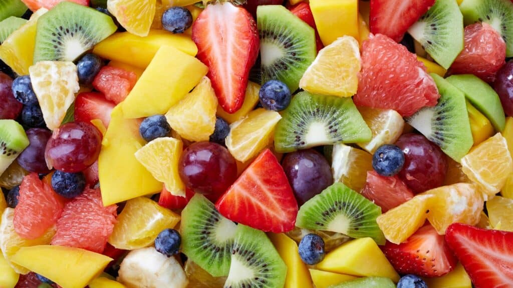 Imagem de diversas frutas entre elas, morango, kiwi e manga