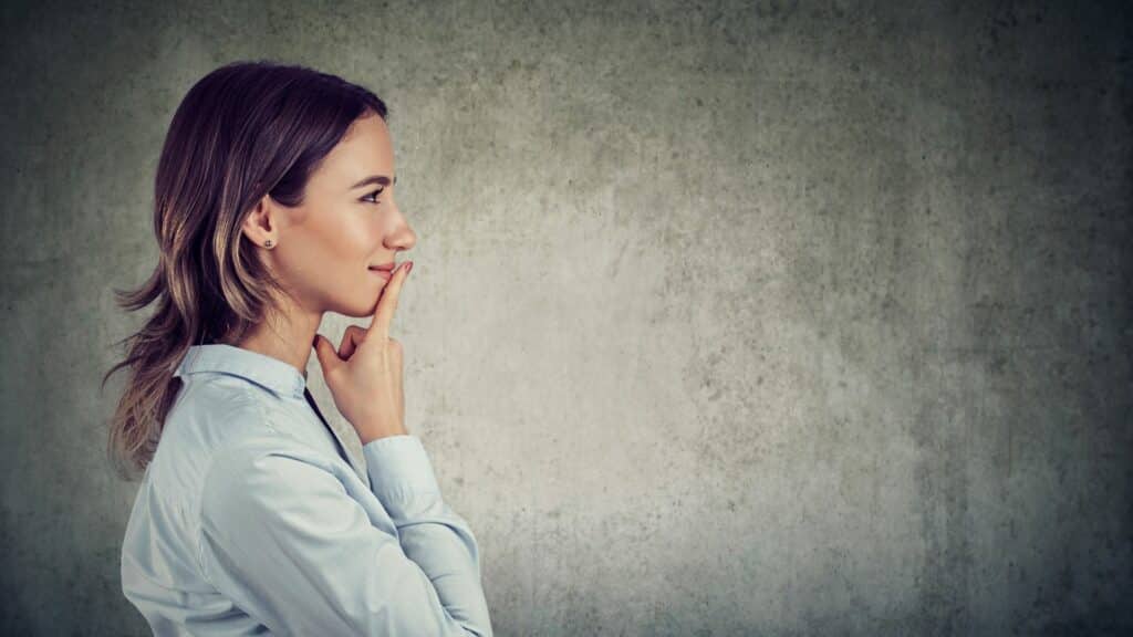 Imagem de uma mulher de perfil com feição de determinação.