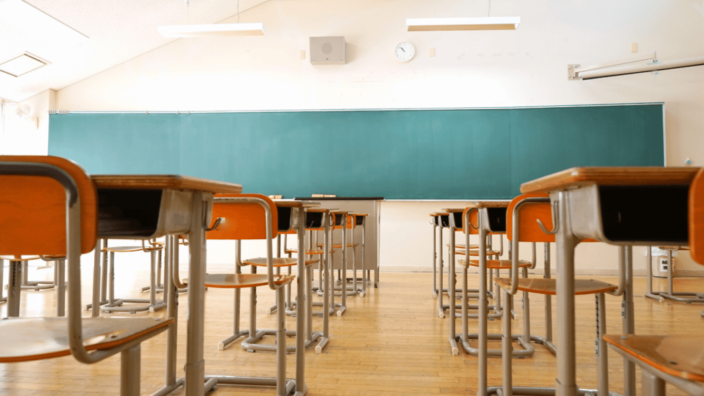 Mesas e cadeiras em uma sala de aula.