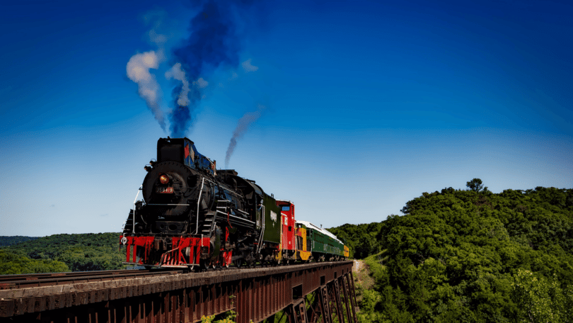 Trem em movimento soltando fumaça