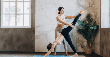 Duas mulheres praticando yoga