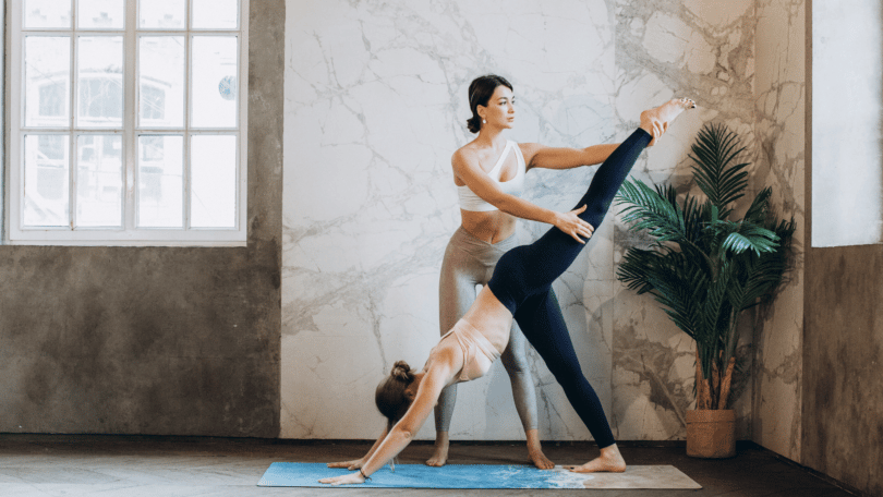 Duas mulheres praticando yoga