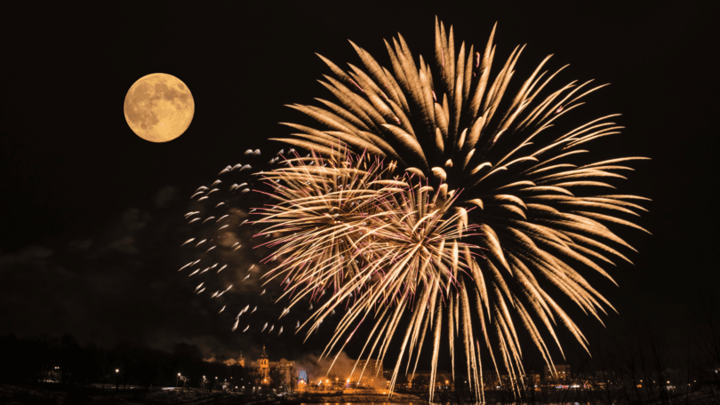 Fogos de artifício e lua cheia.