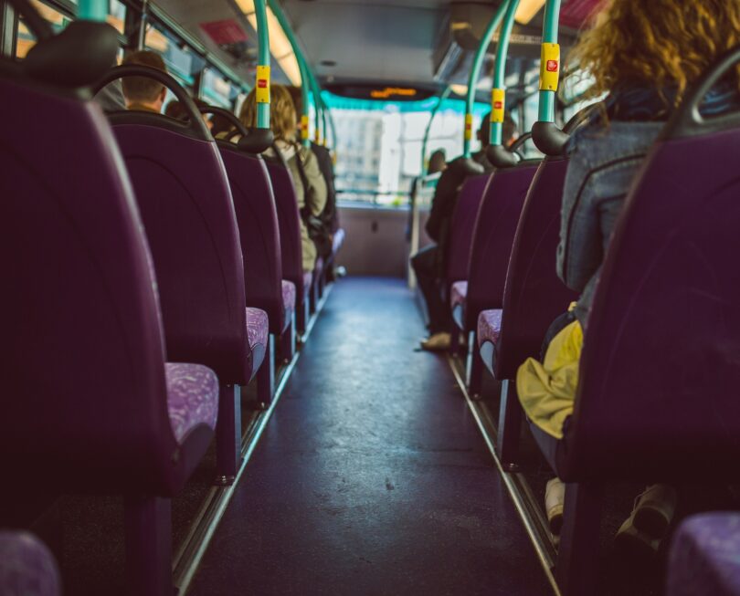 Corredor de dentro de um ônibus