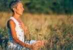 Mulher meditando em um matagal