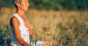 Mulher meditando em um matagal