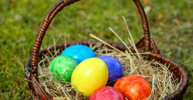 Ovos coloridos dentro de uma cesta