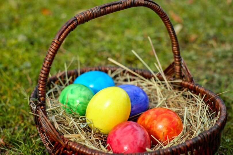Ovos coloridos dentro de uma cesta