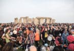 Várias pessoas reunidas em uma das edições do Festival de Stonehenge.