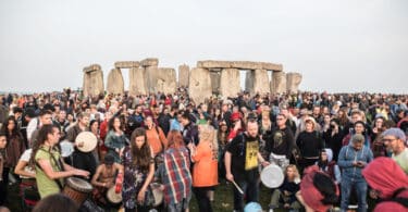 Várias pessoas reunidas em uma das edições do Festival de Stonehenge.