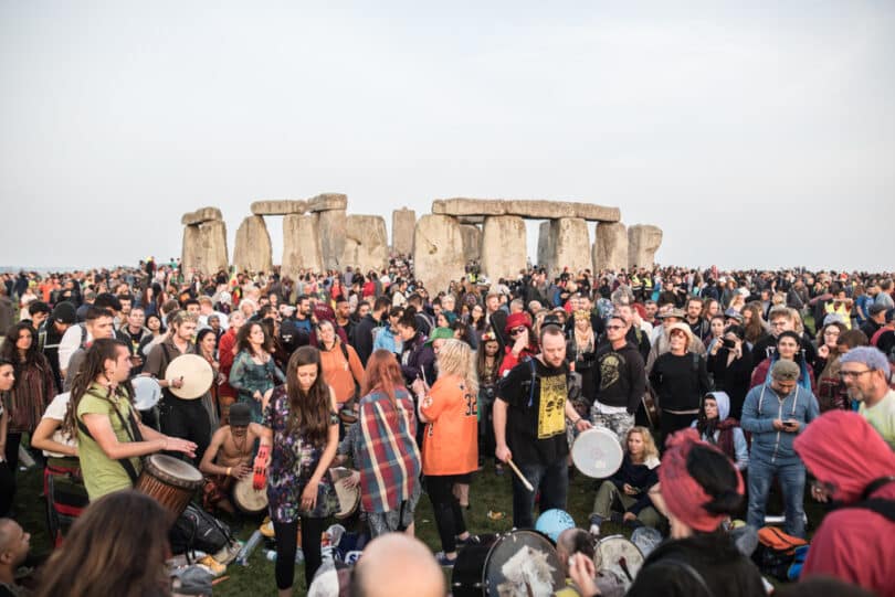 Várias pessoas reunidas em uma das edições do Festival de Stonehenge.