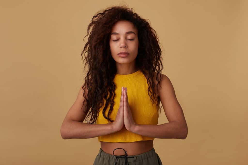 Mulher negra fazendo poses com a mão