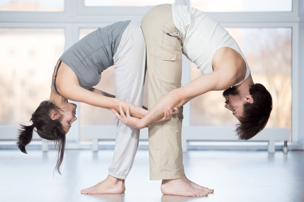 Yoga em dupla: aprenda as poses dessa prática