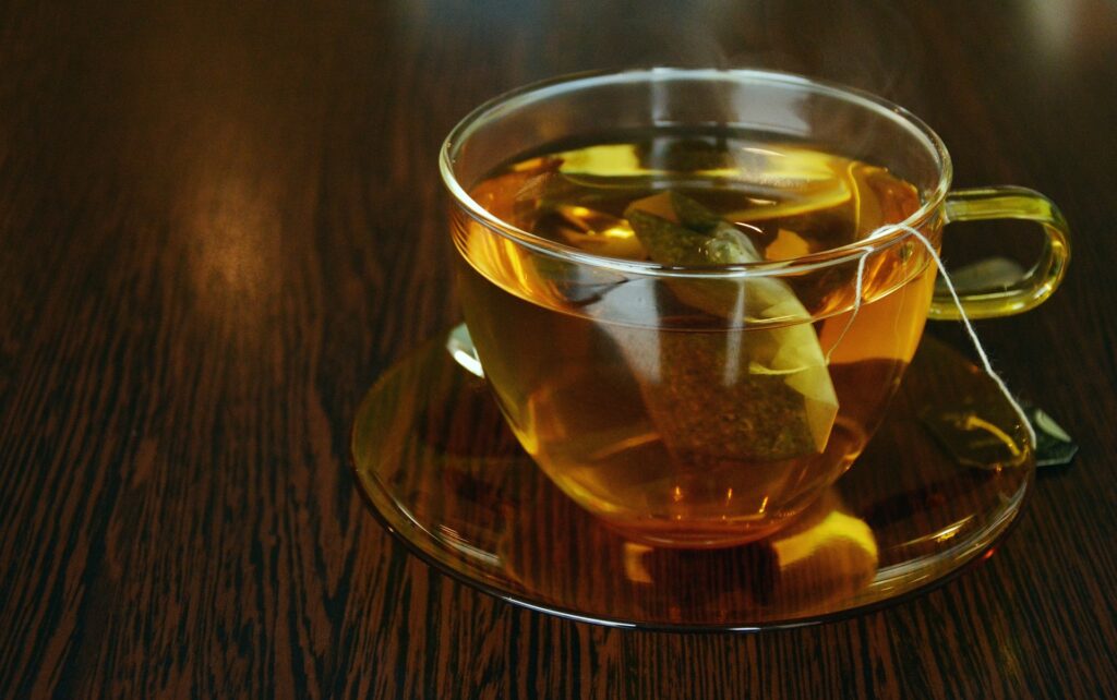Xícara de chá sobre mesa de madeira