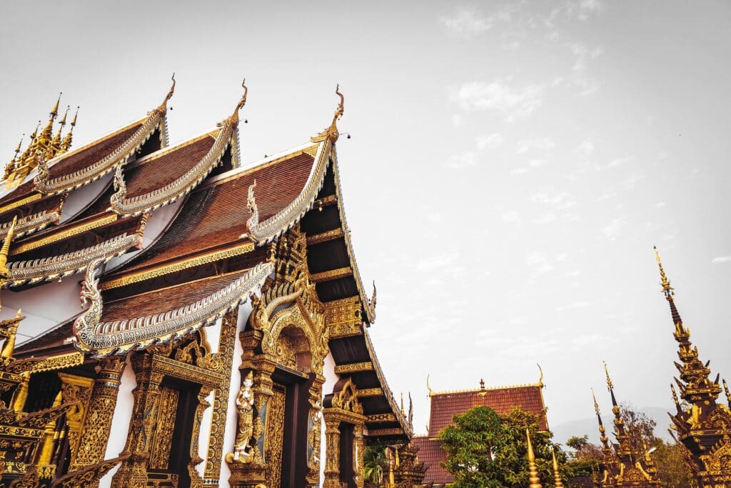 Templo budista visto de baixo