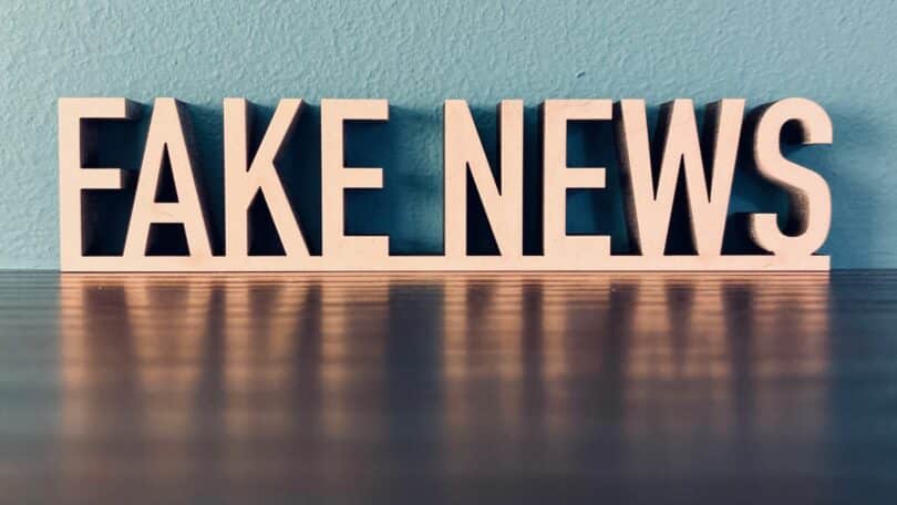 Imagem das palavras Fake News em um fundo azul