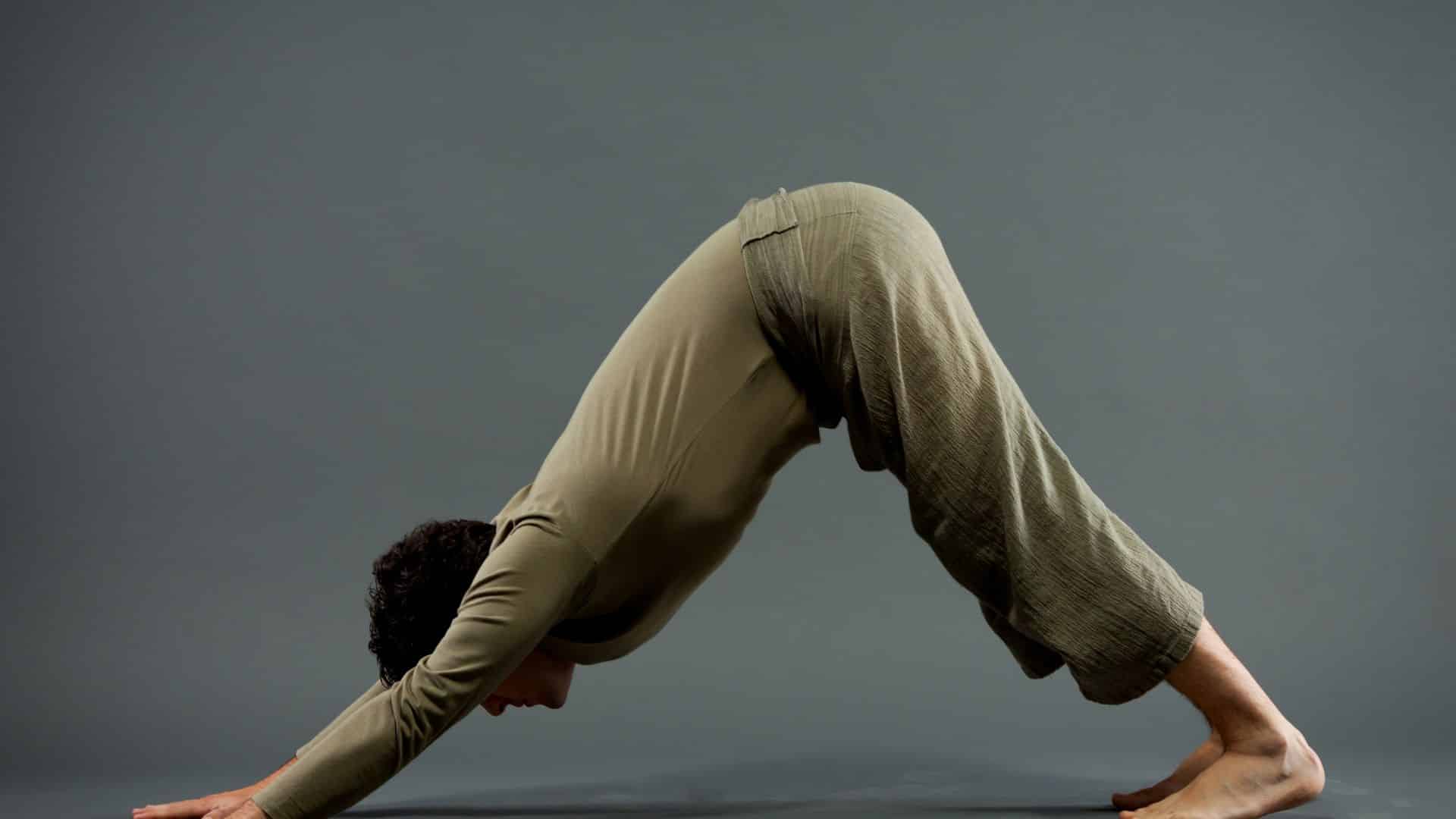 Imagem de uma mulher praticando Yoga Core