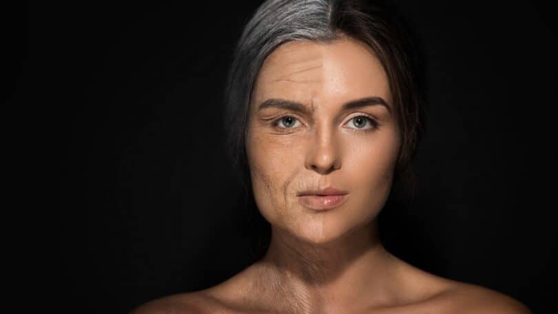 Imagem de uma mulher com metade do seu rosto envelhecido e a outra metade jovem