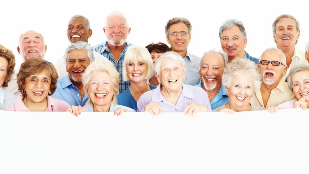 Imagem de vários idosos sorrindo