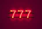 Número 777 em letras de neon vermelho