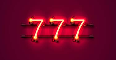 Número 777 em letras de neon vermelho