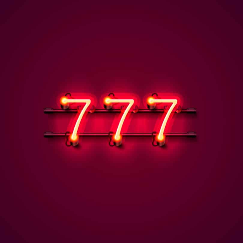 Número 777 em letras de neon vermelho