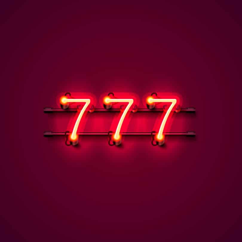 Número 777 em letras de neon vermelho