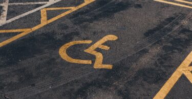 Sinalização de vaga para cadeirante em um estacionamento.