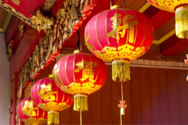 Lanternas chinesas penduradas para a comemoração