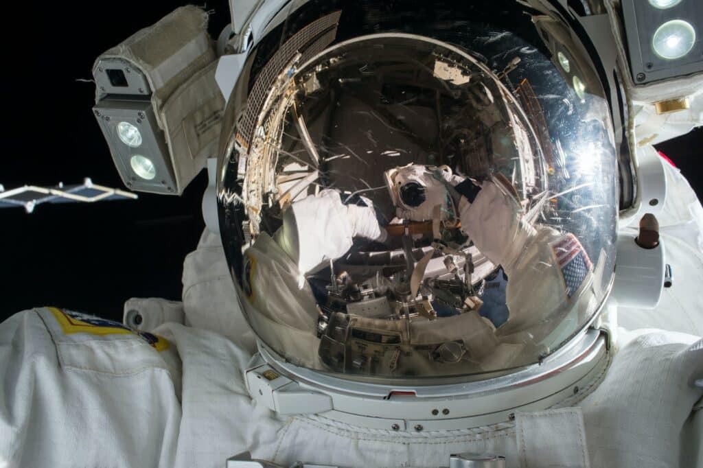 Foto de um astronauta no espaço.