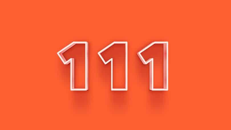 Número 111 digital num fundo laranja