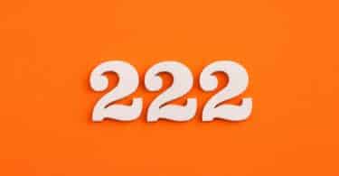 Número 222 em letras brancas sobre fundo laranja