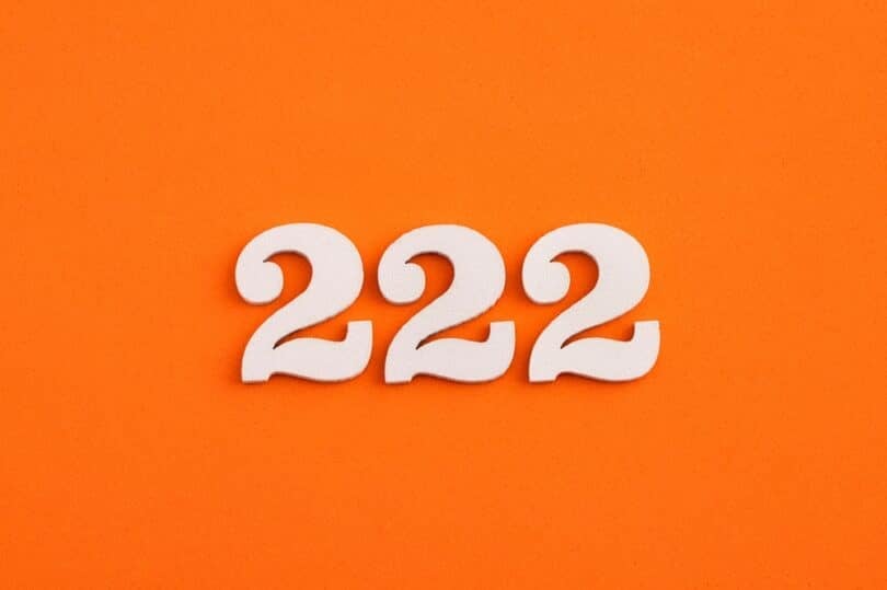 Número 222 em letras brancas sobre fundo laranja