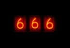 Número 666 iluminado em vermelho.