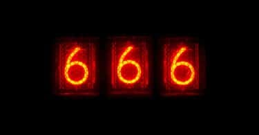 Número 666 iluminado em vermelho.