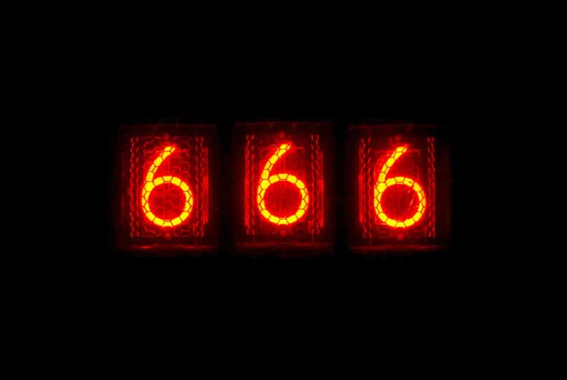 Número 666 iluminado em vermelho.