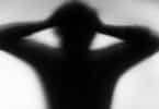 Imagem da sombra de um homem com as mãos na cabeça