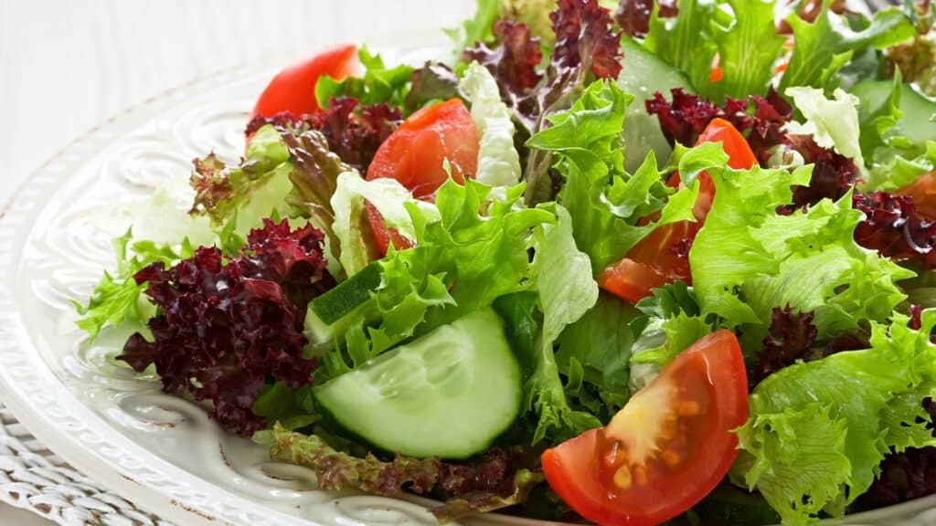 Imagem de um prato de saladas