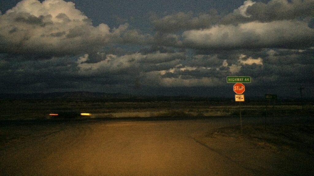Imagem de uma estrada de terra a noite