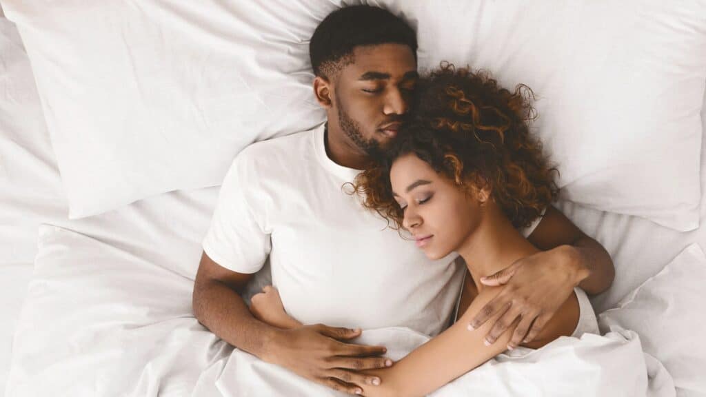 Imagem de um casal dormindo tranquilamente