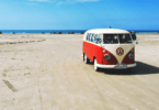 Kombi vermelha e branca na praia