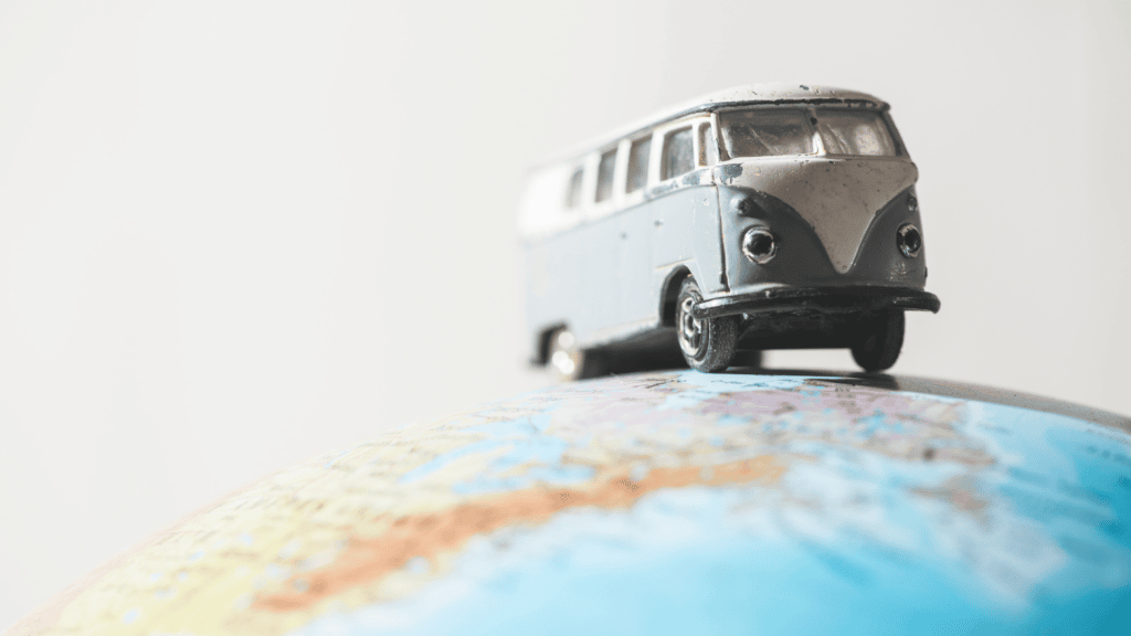 Miniatura de kombi em cima de um globo terrestre