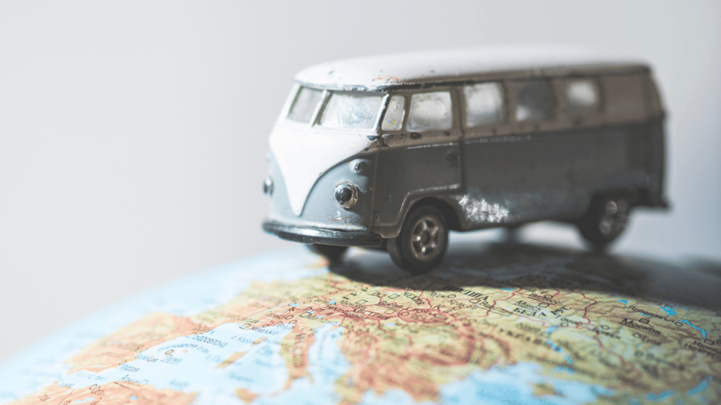 Miniatura de kombi em cima de um globo terrestre