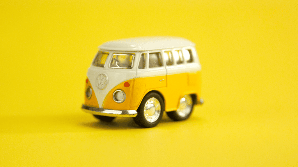 Kombi amarela em miniatura 