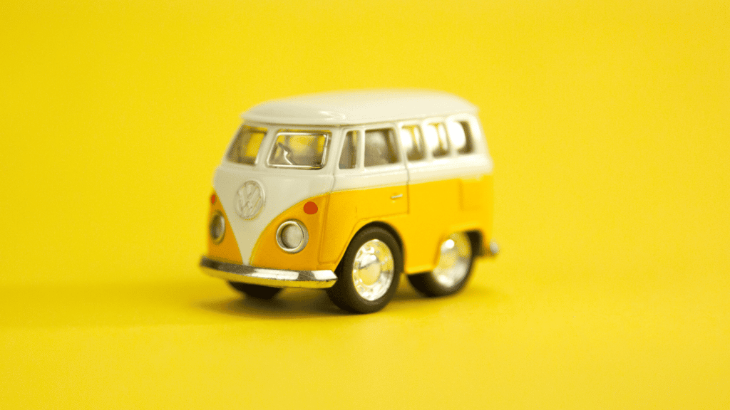 Kombi amarela em miniatura