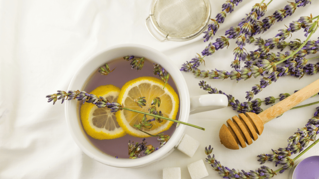 Chá de lavanda com rodelas de limão.