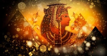 Ilustração digital no tema de Egito Antigo, com a imagem desenhada de Cleópatra e pirâmides ao fundo, em tons de amarelo e preto.