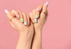 Unhas pintadas com esmaltes claros e coloridos