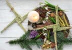 Altar Wicca com símbolos do outono, velas, folhagens, entre outros elementos.
