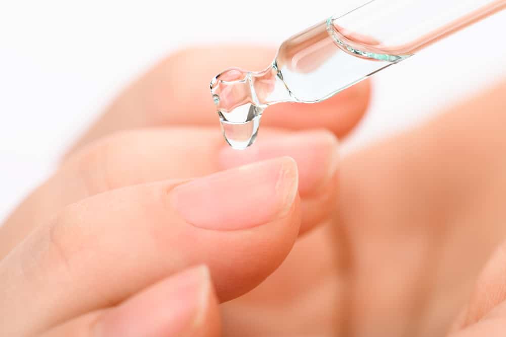 Conta-gotas colocando água nas unhas